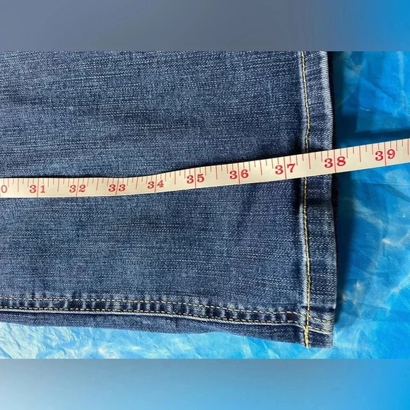 Maurices Medium High Rise Curvy Skinny Light Wash Stretch Denim Jeans - Picture 3 of 6